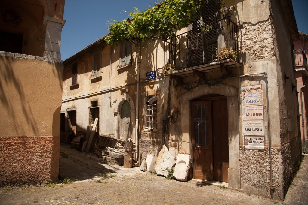 Vicolo Ariosto in Frosolone showing a vine-shaded balcony